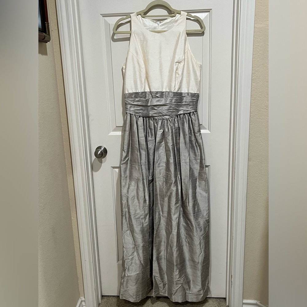 WATTERS AND WATTERS SILK SLUB FINISHED Sleeveless Gown IVORY/SILVER SIZE 14